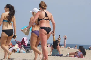 3 sexy girls with nice asses walking on the beach in bikinis