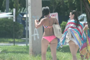 Candid Florida beach and bikini girls