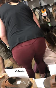 MILF in red leggings bends for the camera