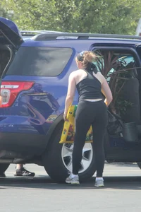 Hoe Depot girl with big booty loading her SUV in leggings with vpl