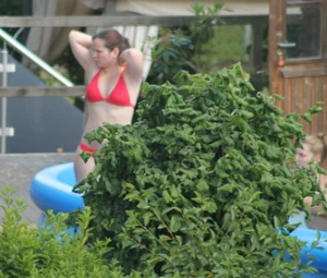 Thick babe in the backyard in red bikini