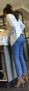 Big Latina bubble booty in tight jeans