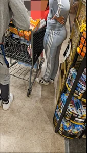 Latina mom with a dumpy in tracksuit [oc]
