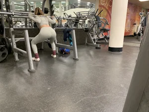 Hot gym babe in grey leggings with a nice ass doing squats