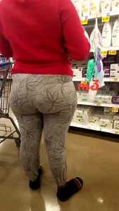 Ebony babe with a big booty in grey leggings