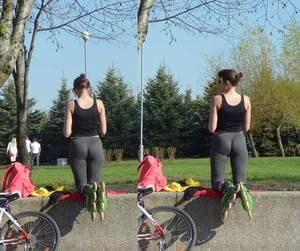 Hot candid chick wearing grey leggings and roller blades standing on knees in a park creepshot