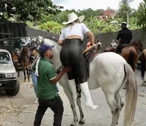 Latina cowgirls gitty up! Non OC