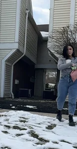 Latina in jeans
