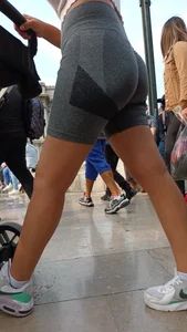Joven Milf con un shorts dónde se puede apreciar el gran culo que tiene