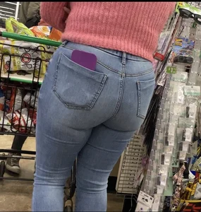 Nerdy butterface pawg with an amazing ass