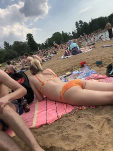Hot candid chick chilling at the beach