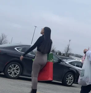 Caught this Hot tight babe in leggings leaving