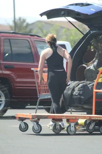 Hoe Depot girl with big booty loading her SUV in leggings with vpl
