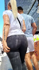 Hot big bubble ass in grey leggings