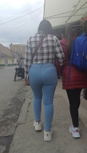 Lindo culazo en jeans ajustados