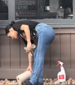 Petite Latina window washer BENDS for me  (OC)