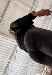 Check the Deep Wedged Bubble on this Squatting Brunette (oc)