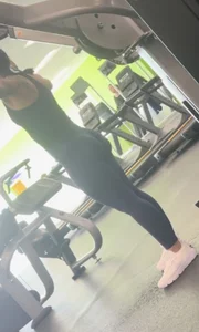 Latina with nice ass in leggings at the gym