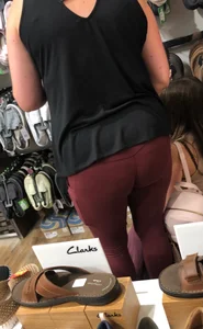 MILF in red leggings bends for the camera