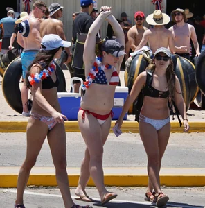 Sexy bikini girls