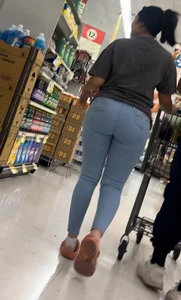 Juicy🍑 latina in tight jeans