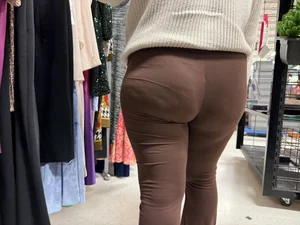 Chubby latina in brown leggings