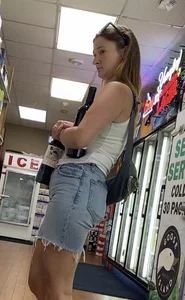 Hottie in liquor store