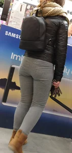 Girl with decent ass and vpl in grey sweatpants