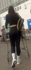 Beautiful latina girl with a perfect body in black leggings 10/10 [OC]