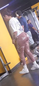 Perfect ass in gym leggins
