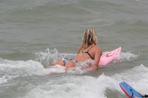 Candid surfing girls