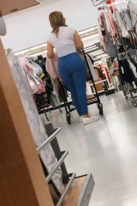 Latina in jeans nice