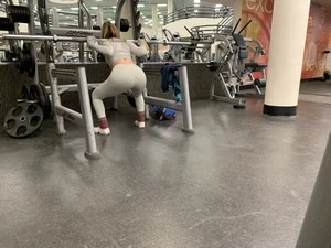 Hot gym babe in grey leggings with a nice ass doing squats