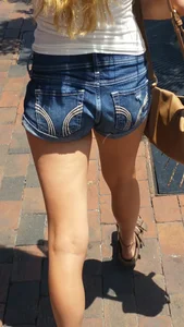 Jean Shorts walking