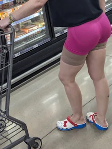 Latina mami w/ amazing bubble in pink shorts