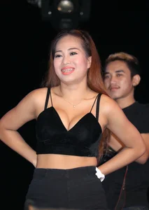 Lamyai's candid Thai concert girl in shorts