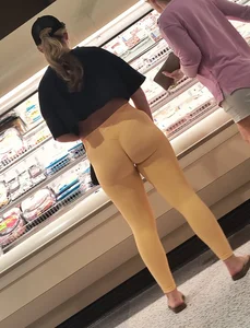 Beautiful blonde pawg in yellow leggings