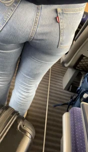 College girl with a nice booty in Levi‘s jeans