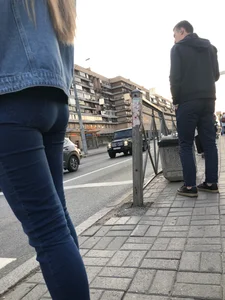 Nice candid girl crossing the street, hot ass and slim legs in tight blue jeans