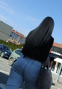 Nice booty in tight jean