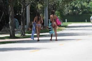 Candid Florida beach and bikini girls