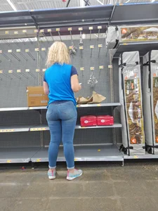 Beautiful Latina at Walmart in tight jeans