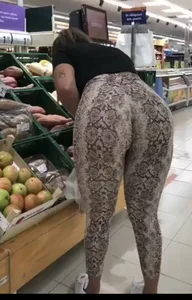 Awesome supermatket booties, candid girls bending over