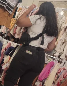 Thick Latina MILF shows off dumpy in black jeans