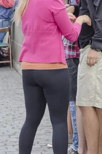 Blonde chicks ass in tight leggings