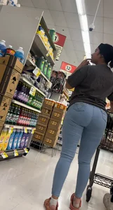Juicy🍑 latina in tight jeans