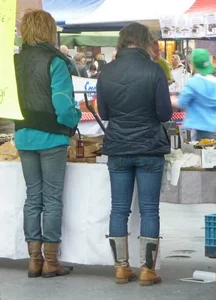 Street milfs in jeans