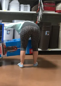 Thick Walmart milf ass in tight grey patterned leggings