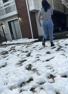 Latina in jeans