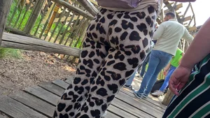 Tight leopard legging in themepark queue
